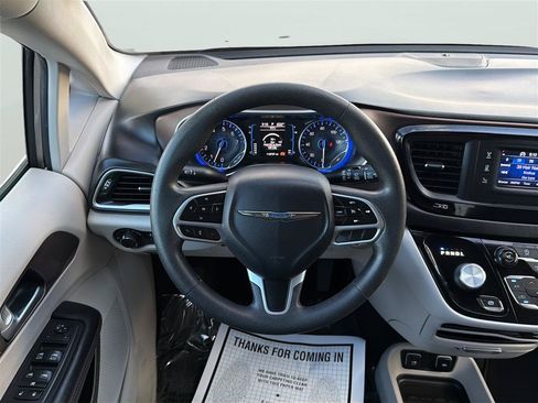 Used 2017 Chrysler Pacifica Touring FWD image 21