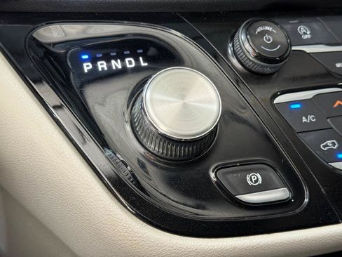 Used 2018 Chrysler Pacifica Touring-L FWD image 19