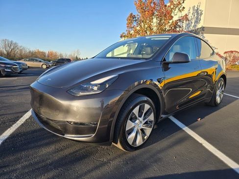 Used 2024 Tesla Model Y 2WD image 12