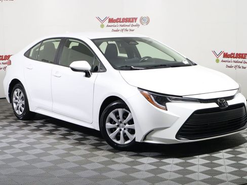 Used 2023 Toyota Corolla LE image 2