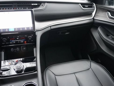 Used 2024 Jeep Grand Cherokee Limited w/ Black Appearance Package image 23