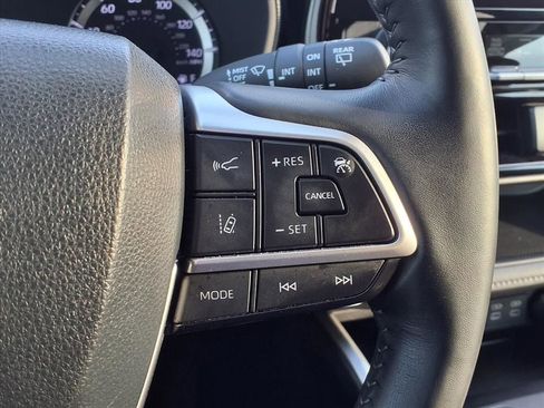 Used 2024 Toyota Highlander LE FWD image 15
