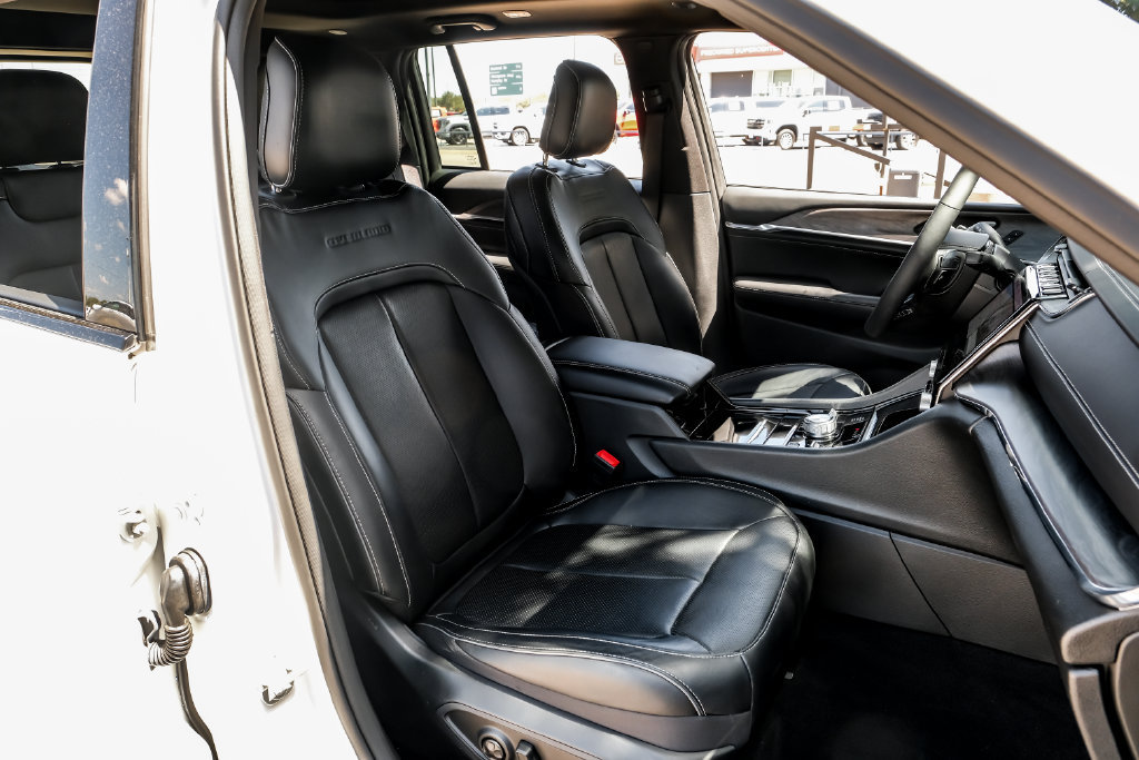 Used 2023 Jeep Grand Cherokee Overland AWD/4WD image 45