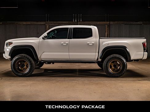 Used 2021 Toyota Tacoma TRD Off-Road w/ Technology Package AWD/4WD image 4