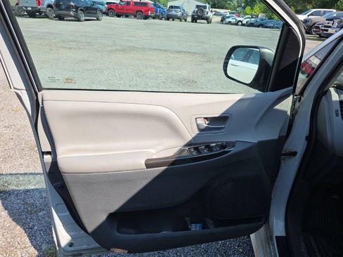 Used 2018 Toyota Sienna XLE w/ XLE Navigation Package AWD/4WD image 13