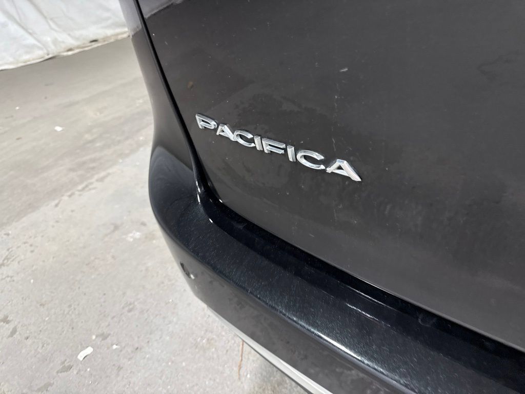 Used 2023 Chrysler Pacifica Touring-L FWD image 14