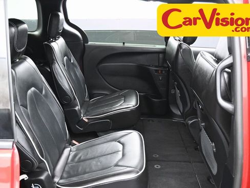 Used 2025 Chrysler Pacifica Limited image 38