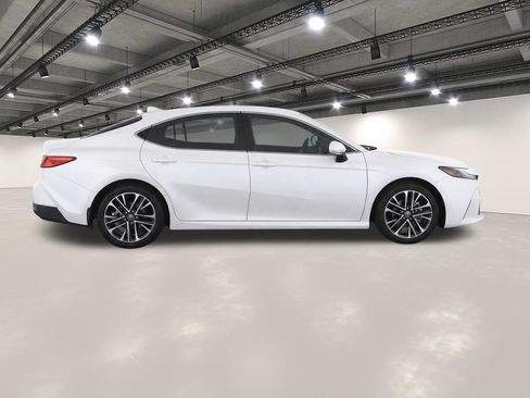 Used 2025 Toyota Camry XLE FWD image 8