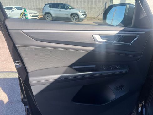 Used 2025 Volkswagen Atlas Cross Sport SE image 18