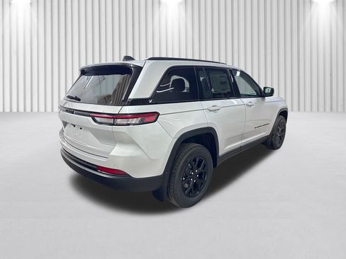 New 2025 Jeep Grand Cherokee Laredo image 5