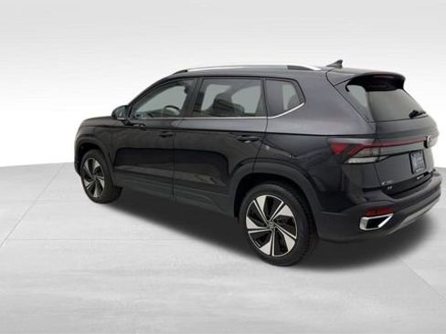 Certified 2025 Volkswagen Taos SE image 5