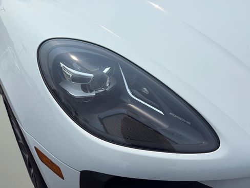 Used 2020 Porsche Macan AWD/4WD image 46