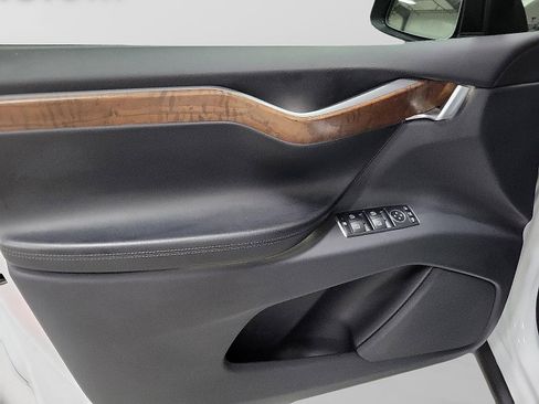 Used 2019 Tesla Model X image 11