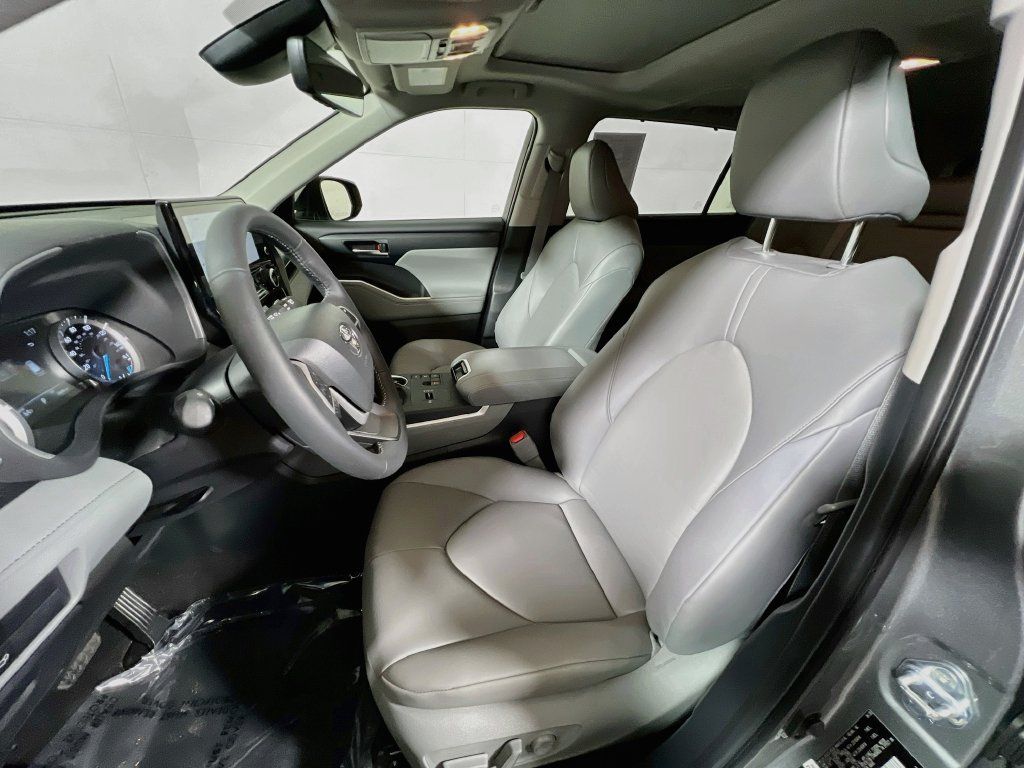 Certified 2026 Toyota Highlander XLE AWD/4WD image 18
