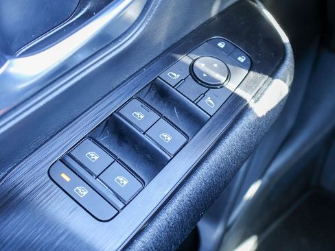 Used 2025 Nissan Kicks SV w/ Charging Package image 16