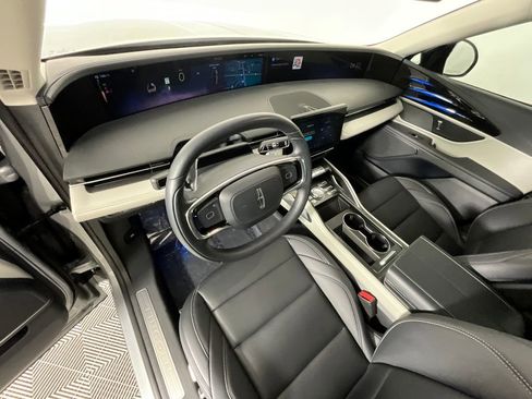 Used 2025 Lincoln Nautilus Premier AWD/4WD image 15