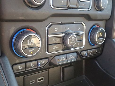 Used 2023 Chevrolet Suburban High Country image 19