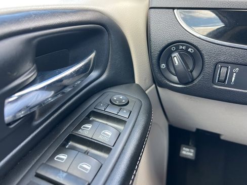 Used 2017 Dodge Grand Caravan SE image 19