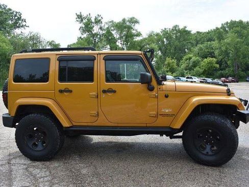 Used 2014 Jeep Wrangler Unlimited Sahara w/ Connectivity Group AWD/4WD image 9