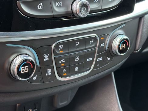 Certified 2023 Chevrolet Traverse LT FWD image 18