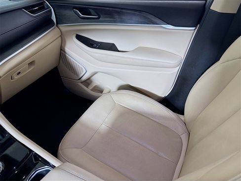 Used 2022 Jeep Grand Cherokee Limited image 21