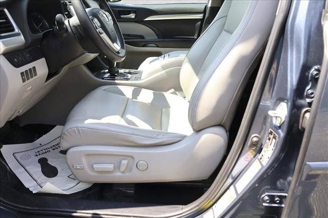 Used 2019 Toyota Highlander XLE AWD/4WD image 11