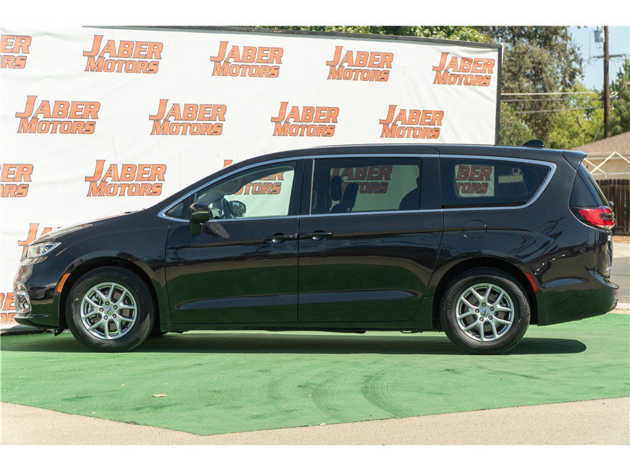 Used 2023 Chrysler Pacifica Touring-L FWD image 12
