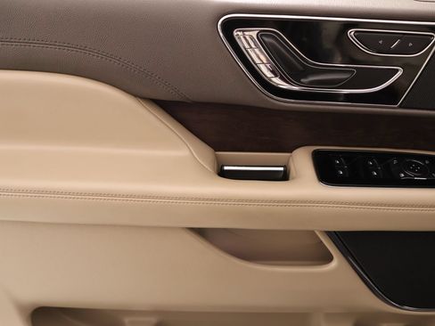 Used 2024 Lincoln Navigator Premiere AWD/4WD image 18