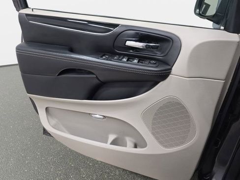 Used 2016 Dodge Grand Caravan SE image 26