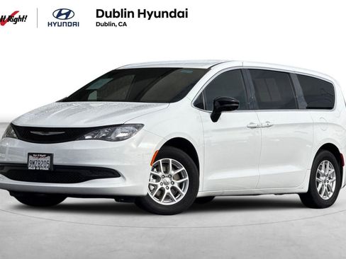 Used 2025 Chrysler Voyager LX image 1