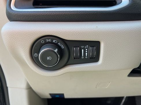 Used 2024 Chrysler Pacifica Limited FWD image 12