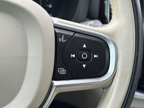 Used 2019 Volvo XC60 T6 Momentum w/ Premium Package image 26