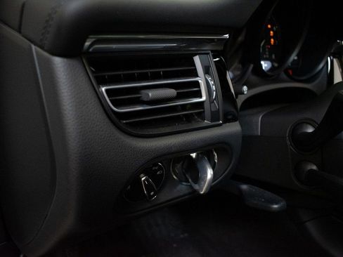 Certified 2025 Porsche Macan image 20