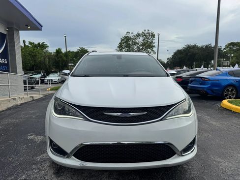 Used 2020 Chrysler Pacifica Limited FWD image 3