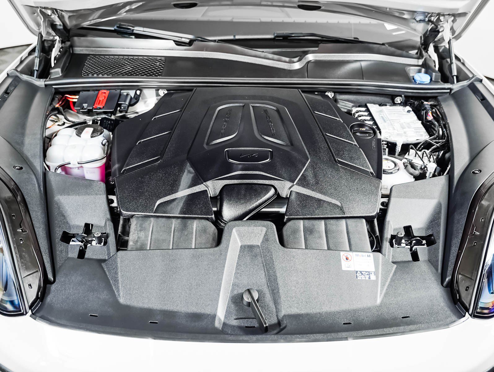 Certified 2024 Porsche Cayenne AWD/4WD image 12