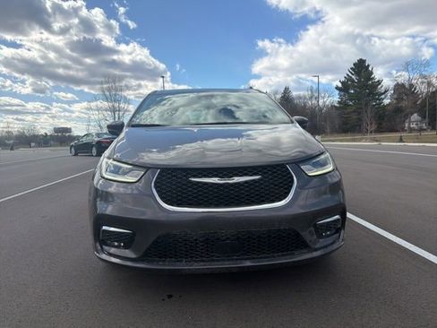 Used 2023 Chrysler Pacifica Touring-L image 8