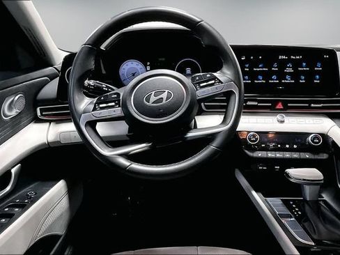 Used 2025 Hyundai Elantra Limited FWD image 10