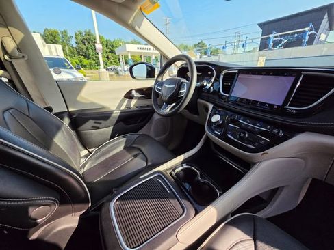 Used 2023 Chrysler Pacifica Limited FWD image 27