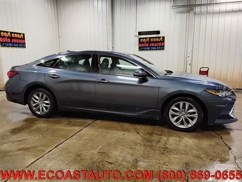 Used 2022 Toyota Avalon XLE FWD image 2