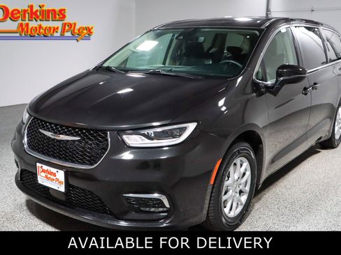 Used 2023 Chrysler Pacifica Touring-L image 1