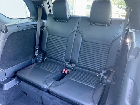 Certified 2024 Land Rover Discovery Dynamic SE image 32