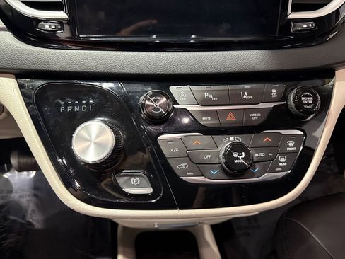 Used 2023 Chrysler Pacifica Touring-L FWD image 93