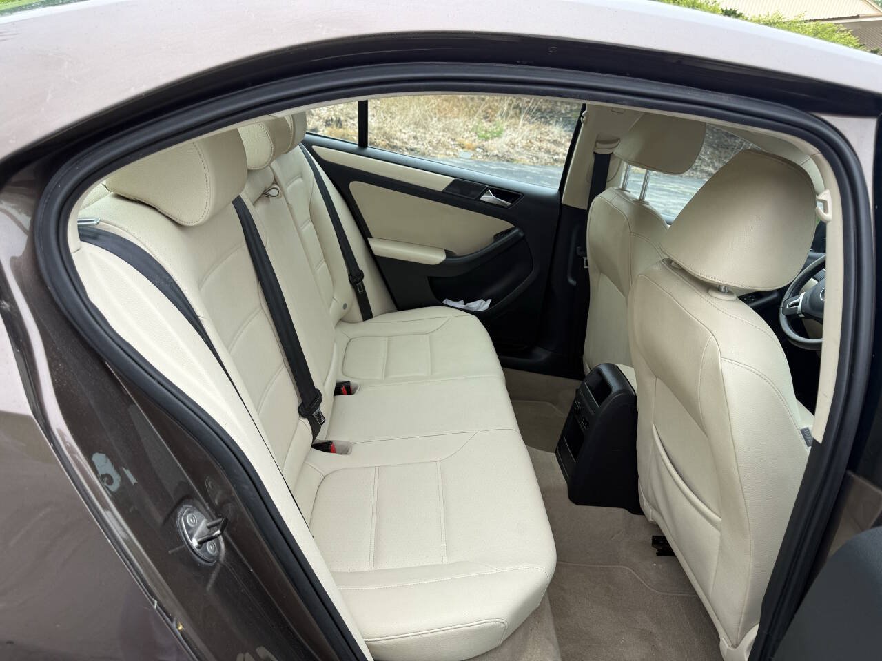 Used 2011 Volkswagen Jetta SE FWD image 12