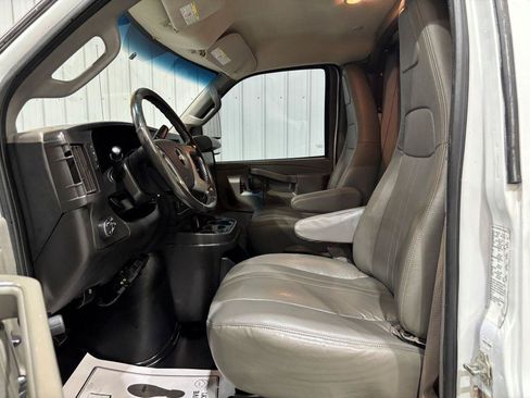 Used 2017 Chevrolet Express 3500 RWD image 11