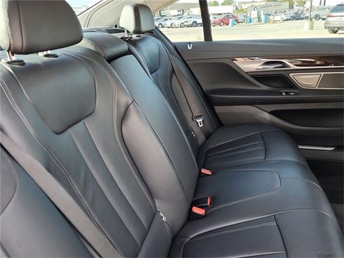 Used 2019 BMW 740i image 26
