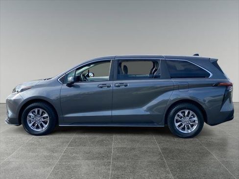 Certified 2025 Toyota Sienna LE FWD image 2