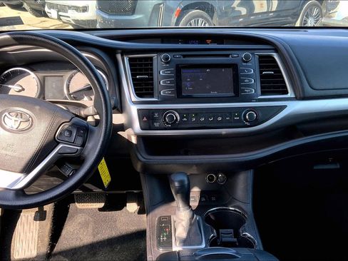 Used 2016 Toyota Highlander LE image 8
