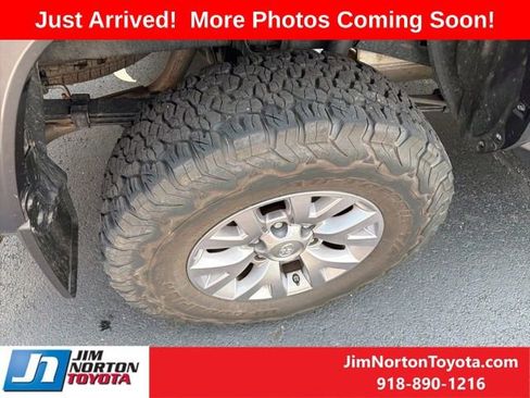 Used 2018 Toyota Tacoma SR5 AWD/4WD image 7