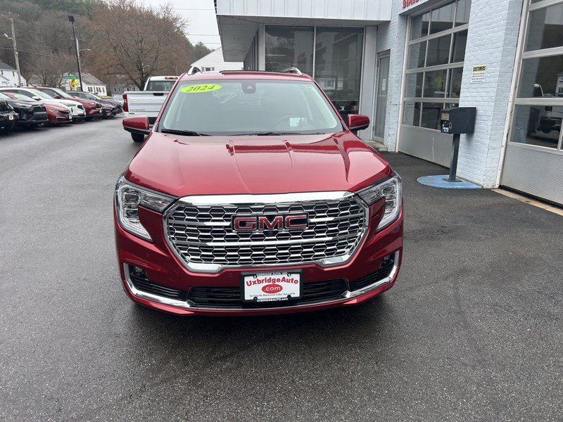 Used 2024 GMC Terrain Denali w/ Denali Premium Package AWD/4WD image 3
