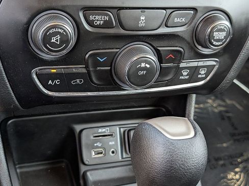 Used 2017 Jeep Cherokee Latitude image 28